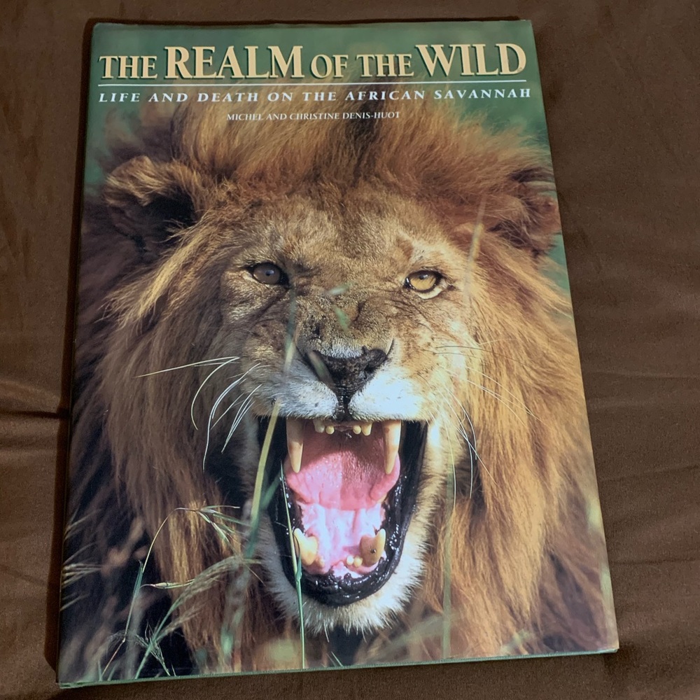 3 for $15 💥 Hard back book The Realm of the Wild